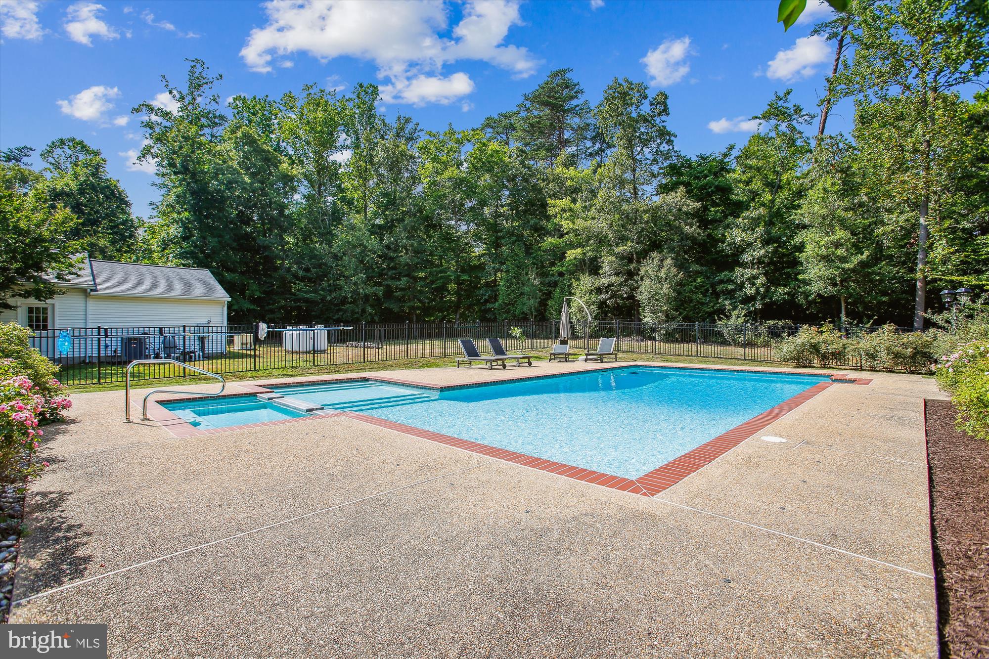 HAMPTON WOODS EAST - Residential