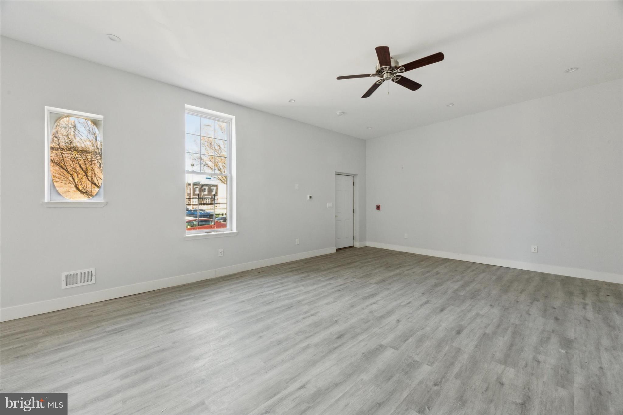 1939 W DIAMOND STREET