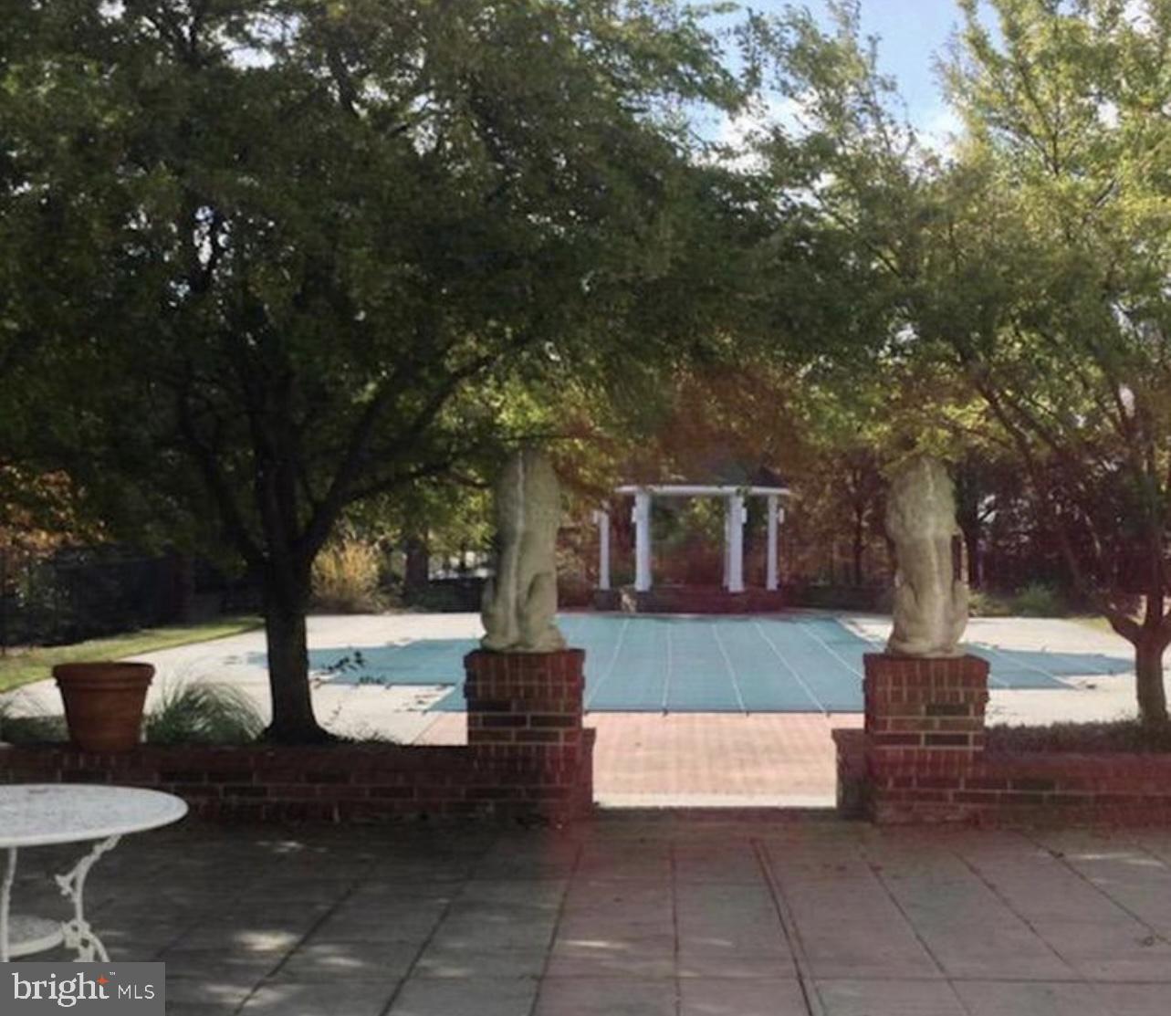 ENGLISH COUNTRY MANOR - Residential Lease