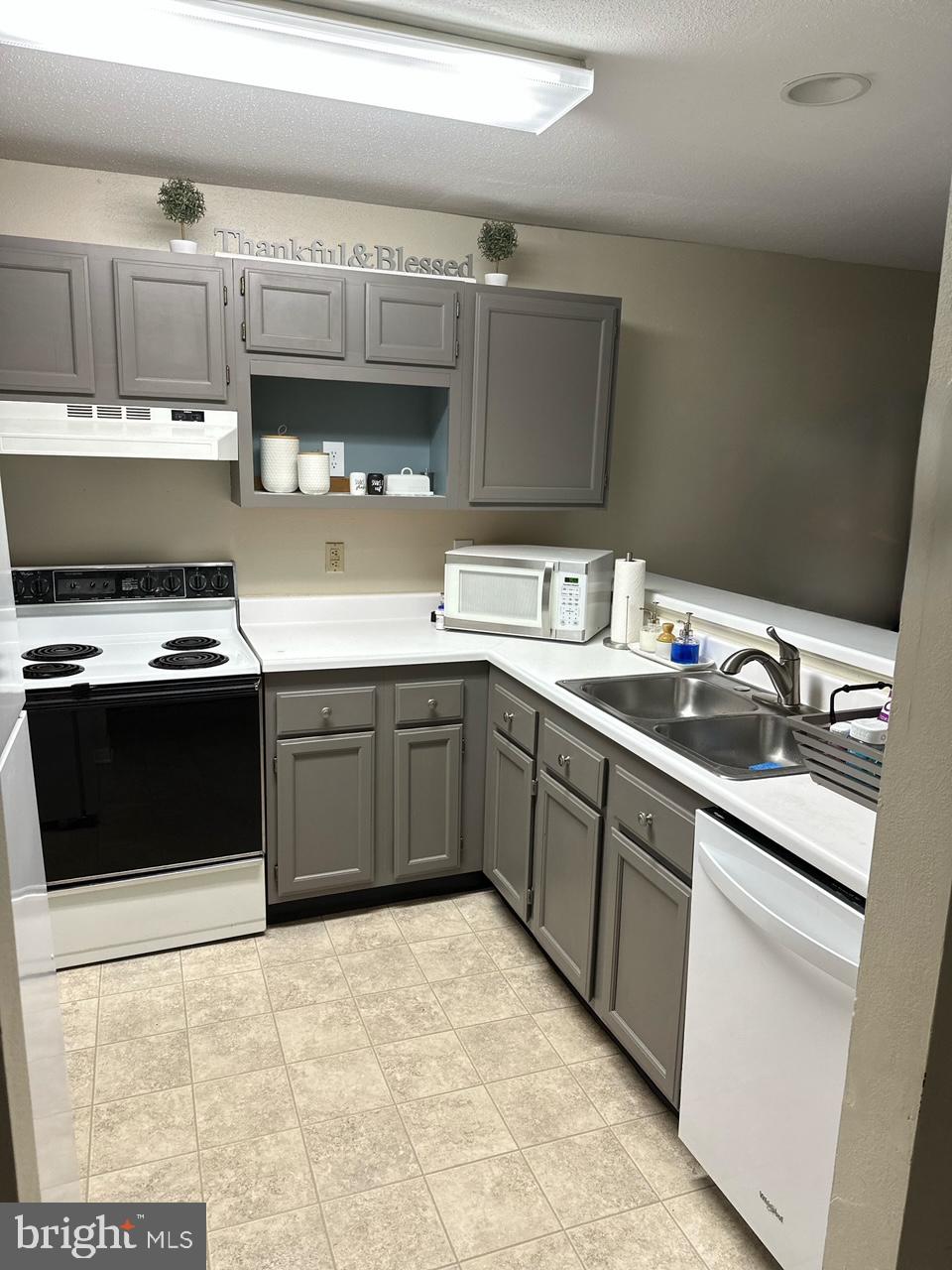 ENGLISH COUNTRY MANOR - Residential Lease
