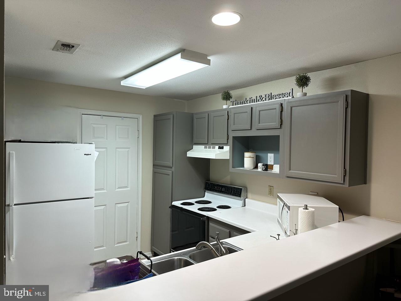 ENGLISH COUNTRY MANOR - Residential Lease