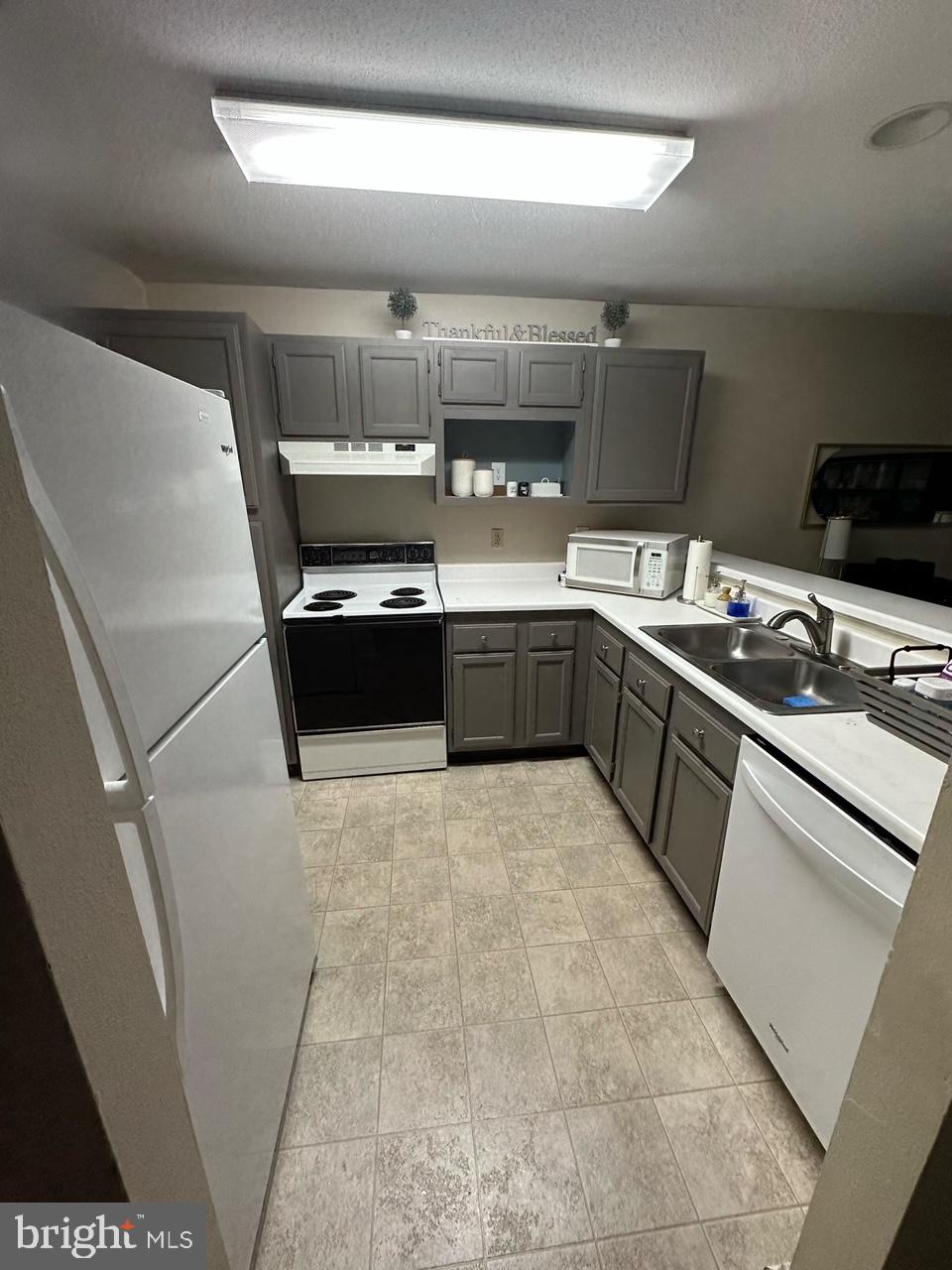 ENGLISH COUNTRY MANOR - Residential Lease