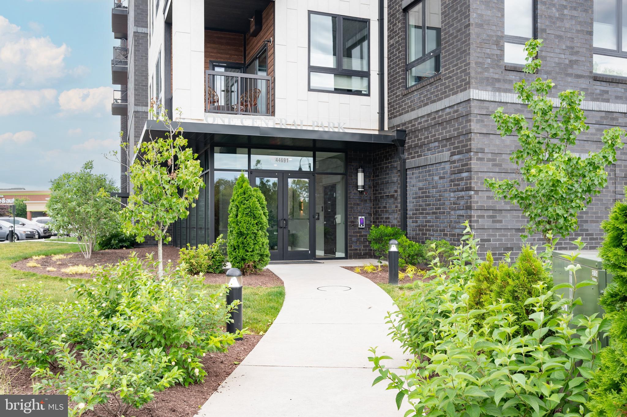 ONE LOUDOUN - Residential