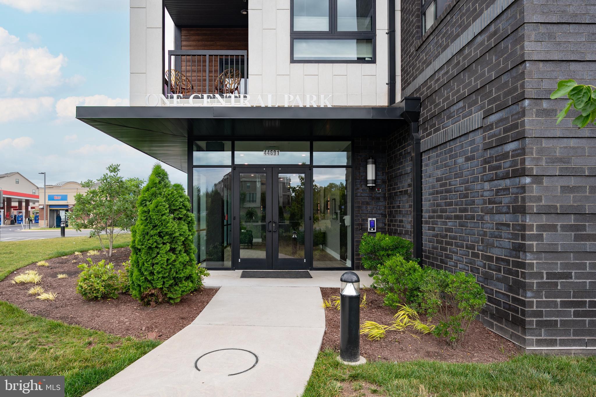 ONE LOUDOUN - Residential