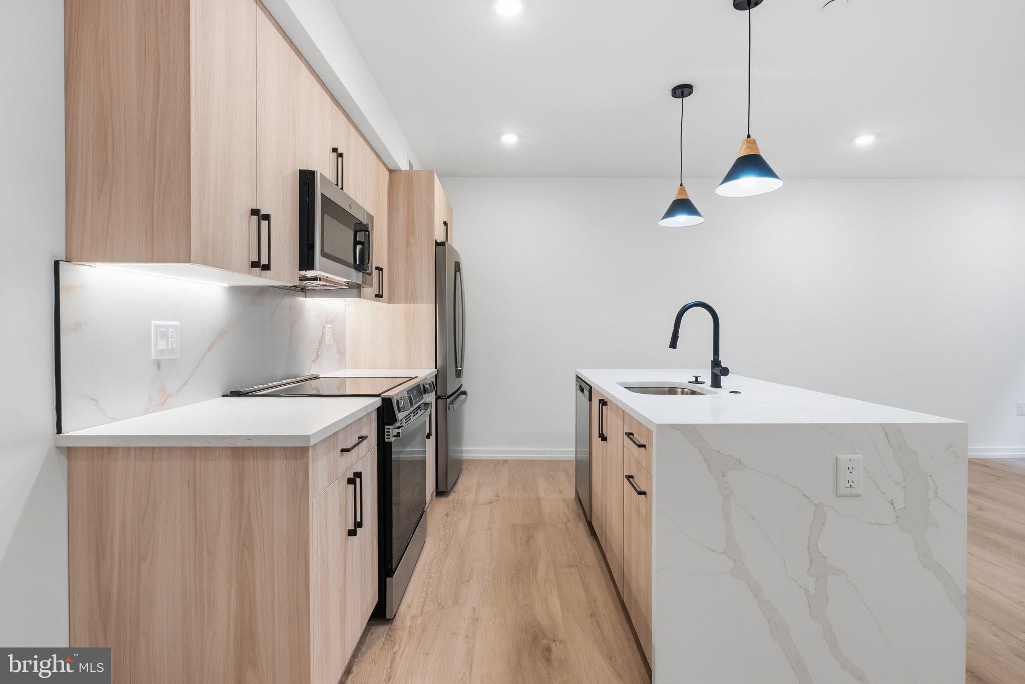 208 VINE STREET 3F