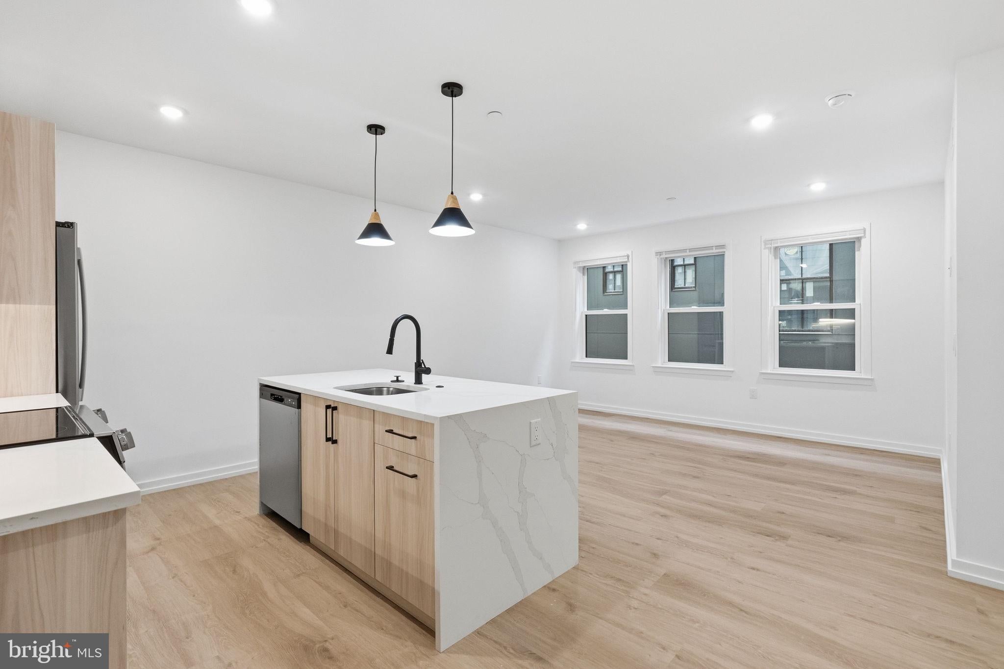 208 VINE STREET 3F