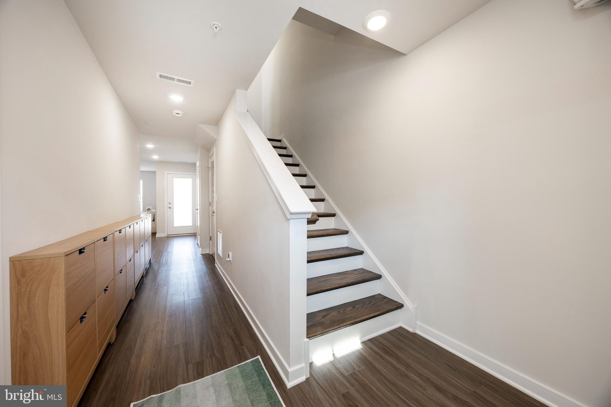 912 MAGNOLIA LANE