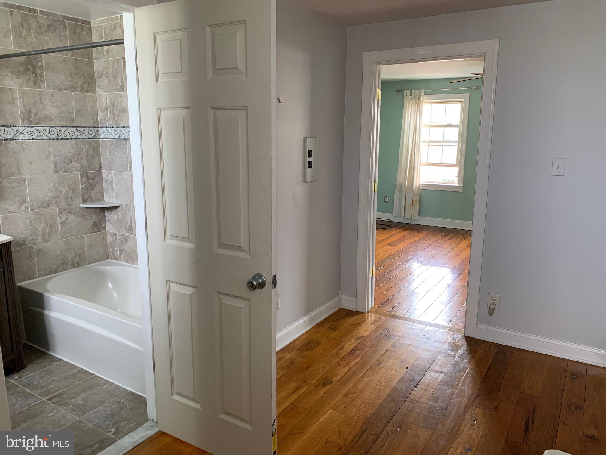 DICKENS SQ - Residential Lease