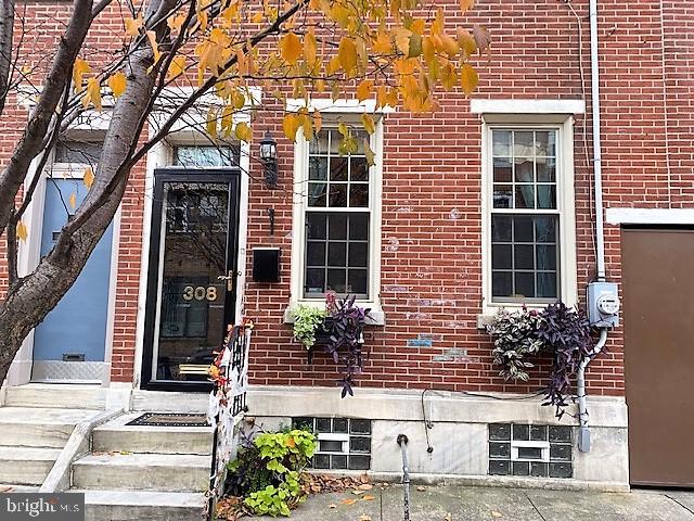 Large Federal style townhome for rent in fantastic Dickinson Narrows neighborhood. Home features three bedrooms and two full baths, large living room, separate dining room, and beautiful kitchen. Located a few blocks to Dickinson Square and a quick walk to great neighborhood places like Cake and Joe, Herman's Coffee and Moonshine Philly! This pet friendly home features original pine floors, full basement with laundry, and a massive back yard for gardening or entertaining!
