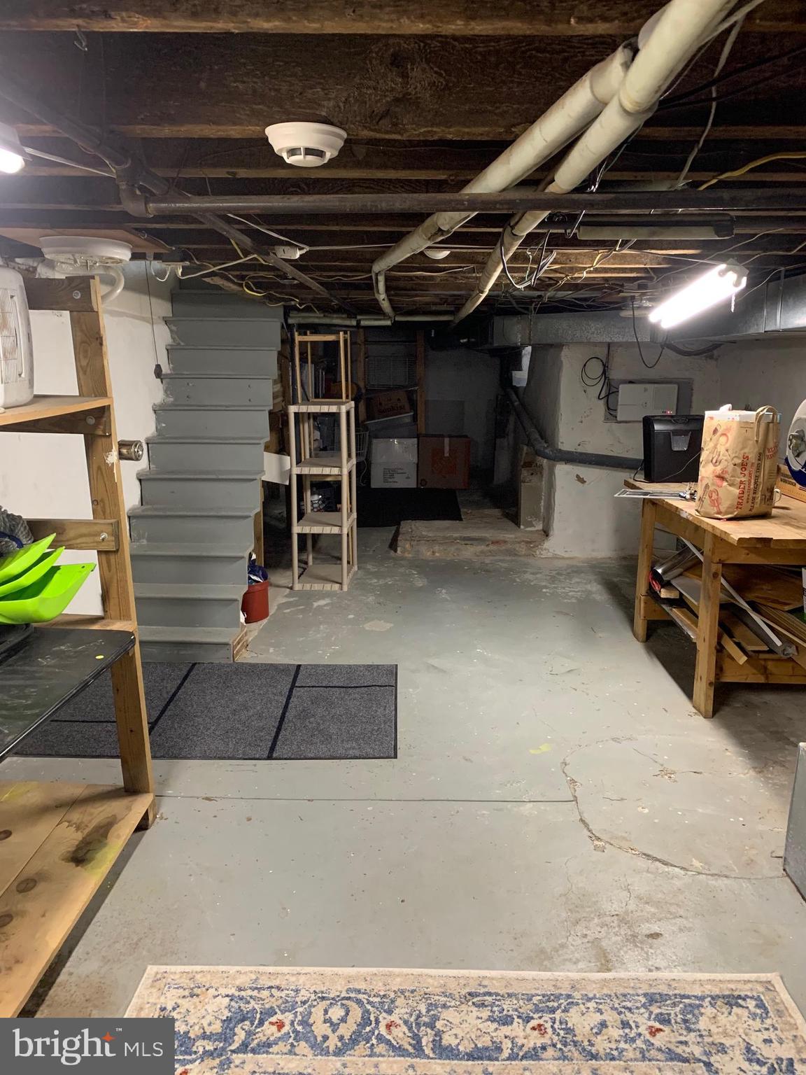 DICKENS SQ - Residential Lease