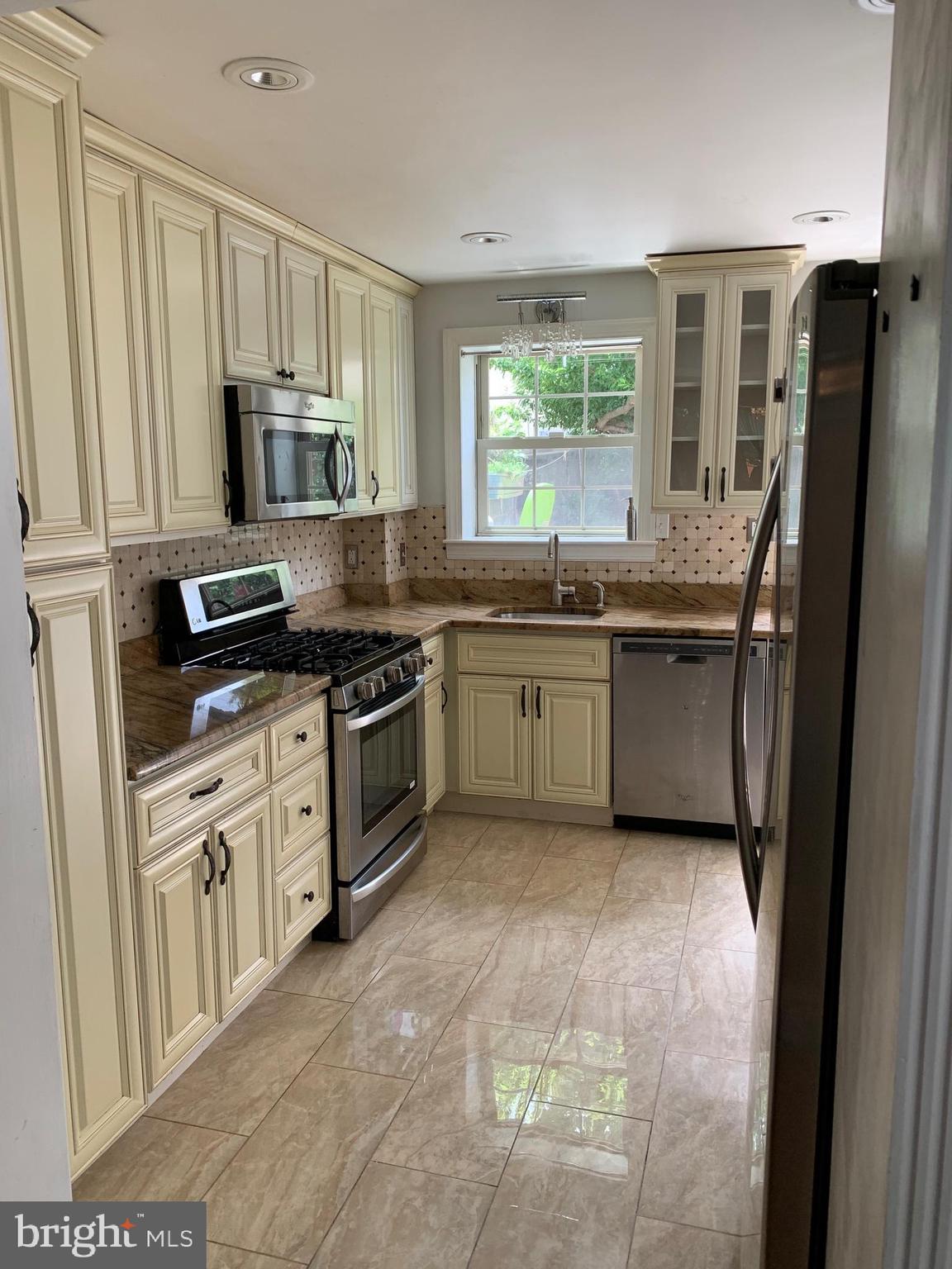 DICKENS SQ - Residential Lease