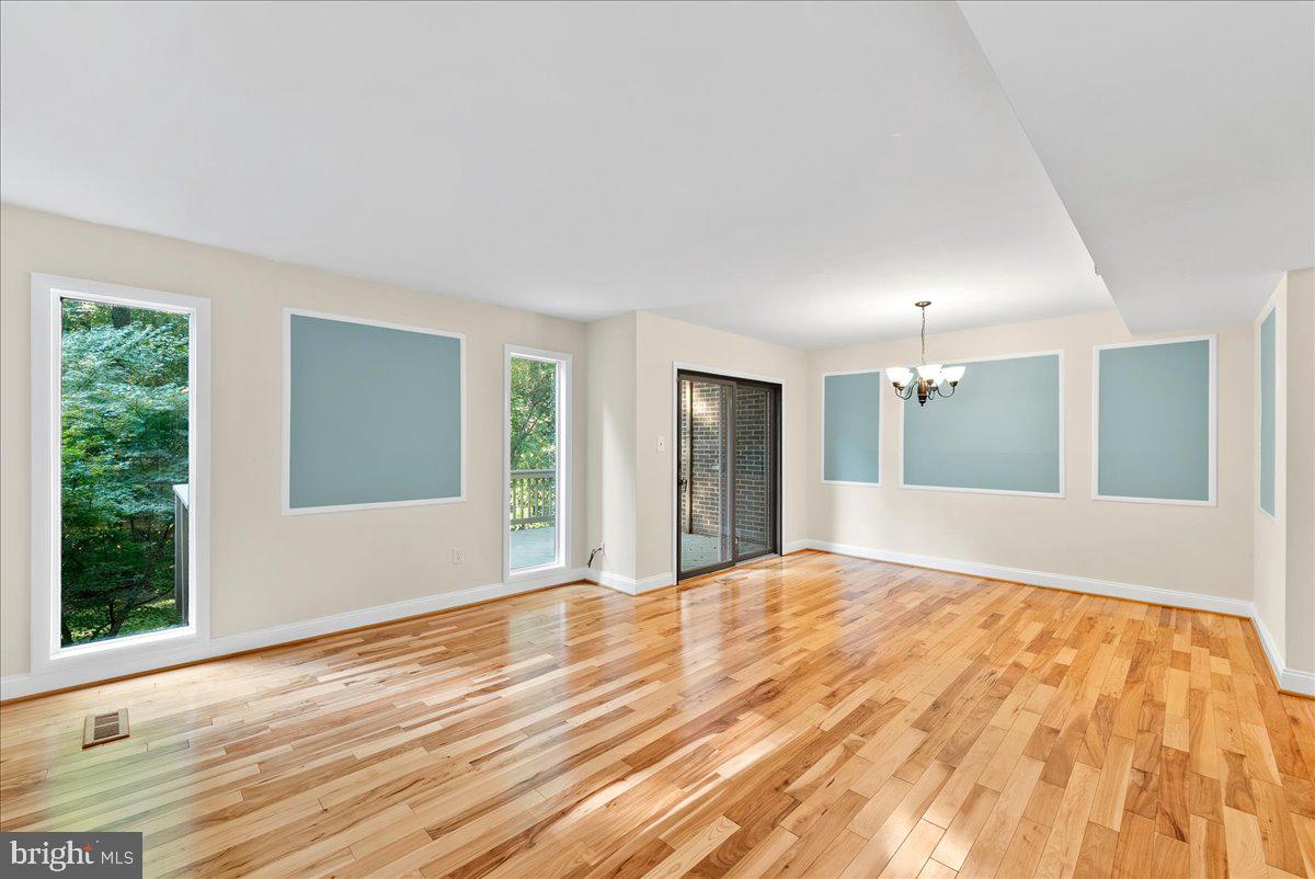 2224 GLENCOURSE LANE