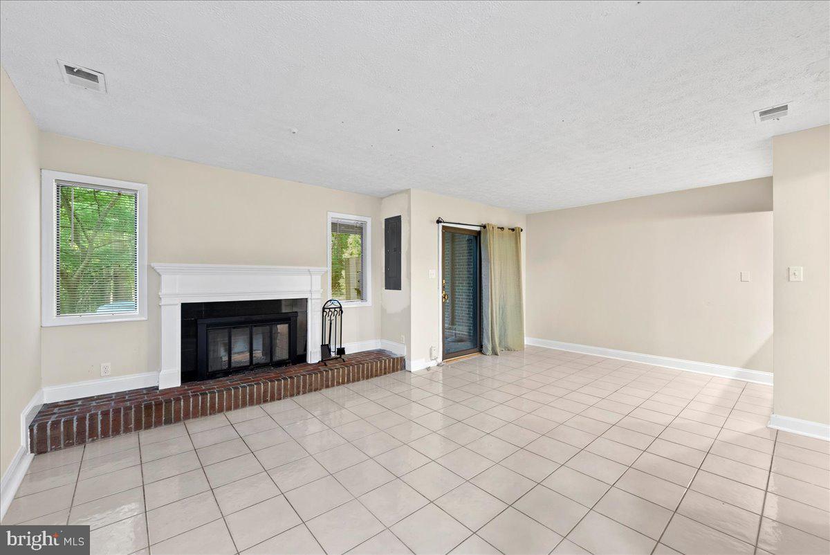 RESTON - Residential Lease