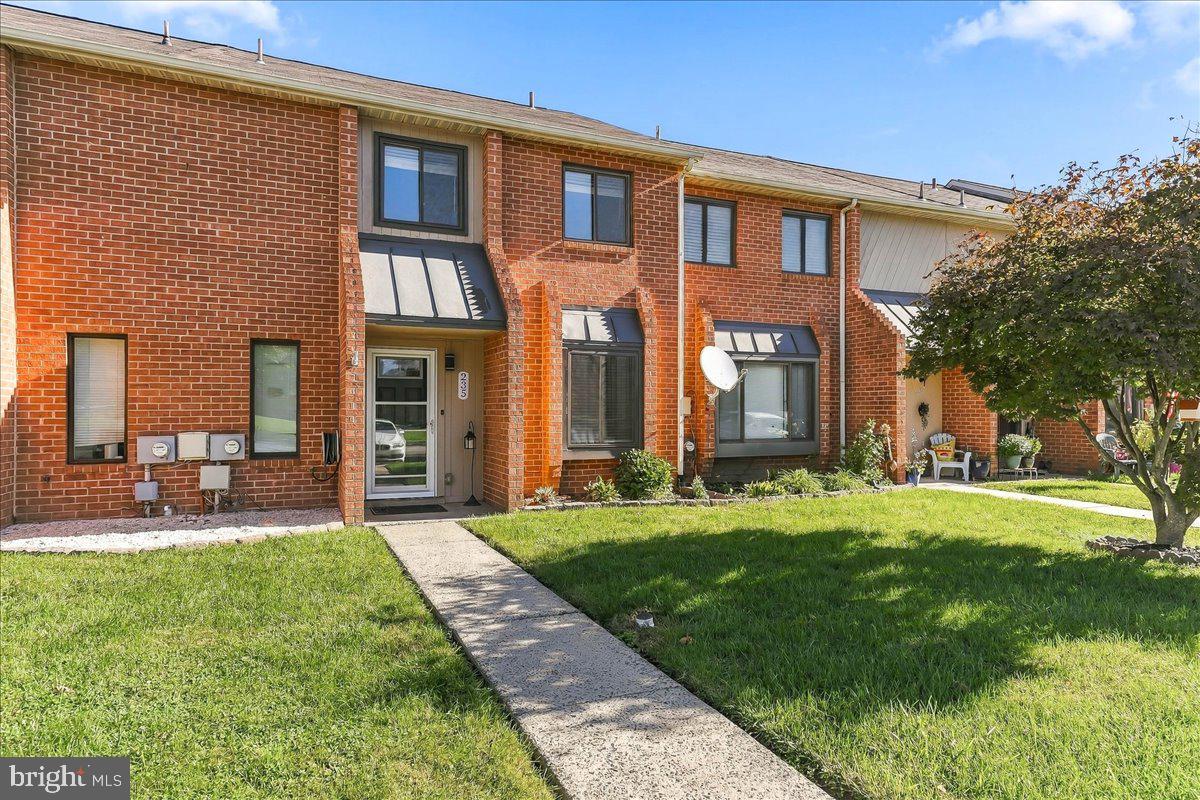235 TOWYN COURT