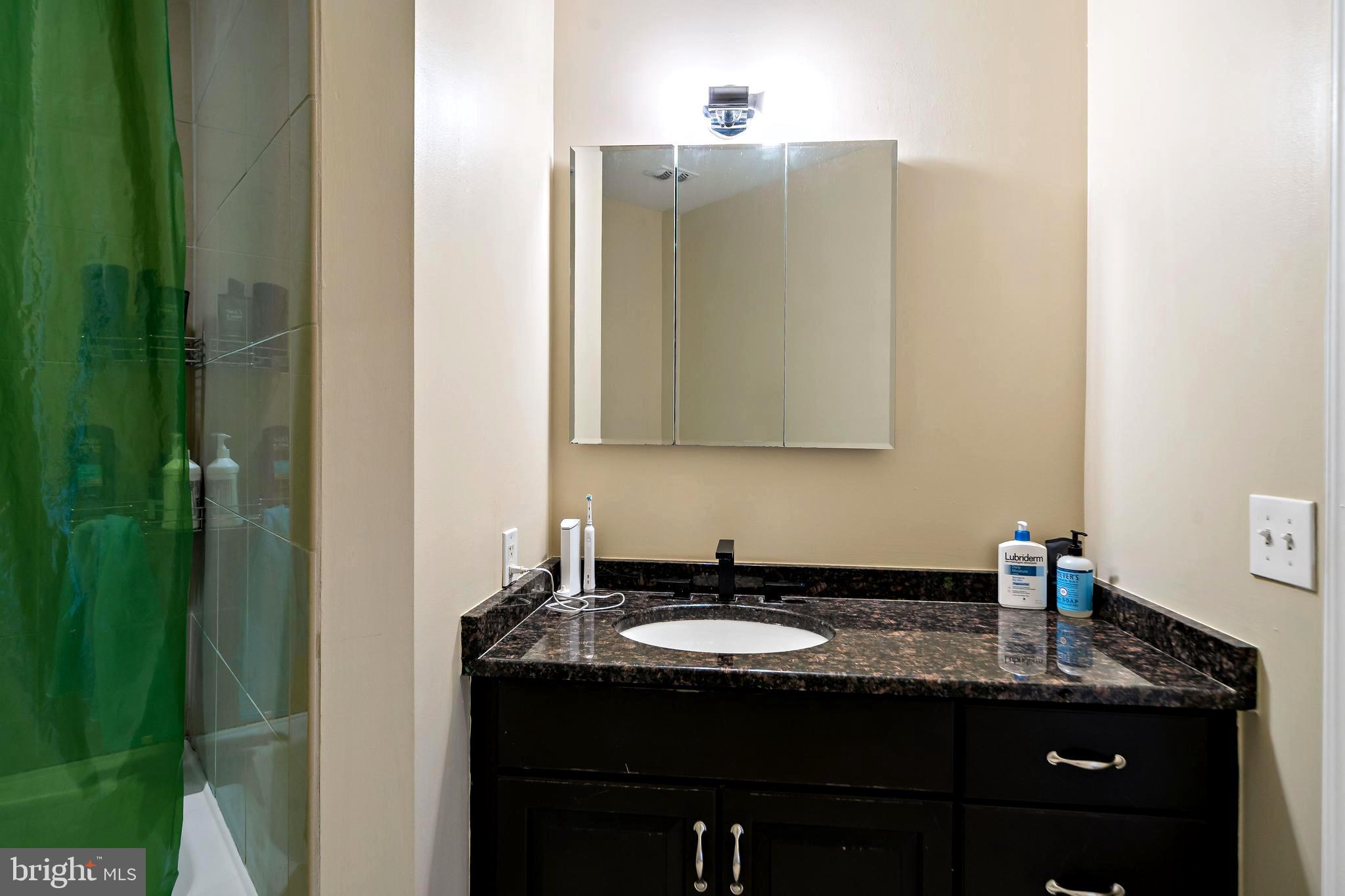 LOGAN SQUARE - Residential