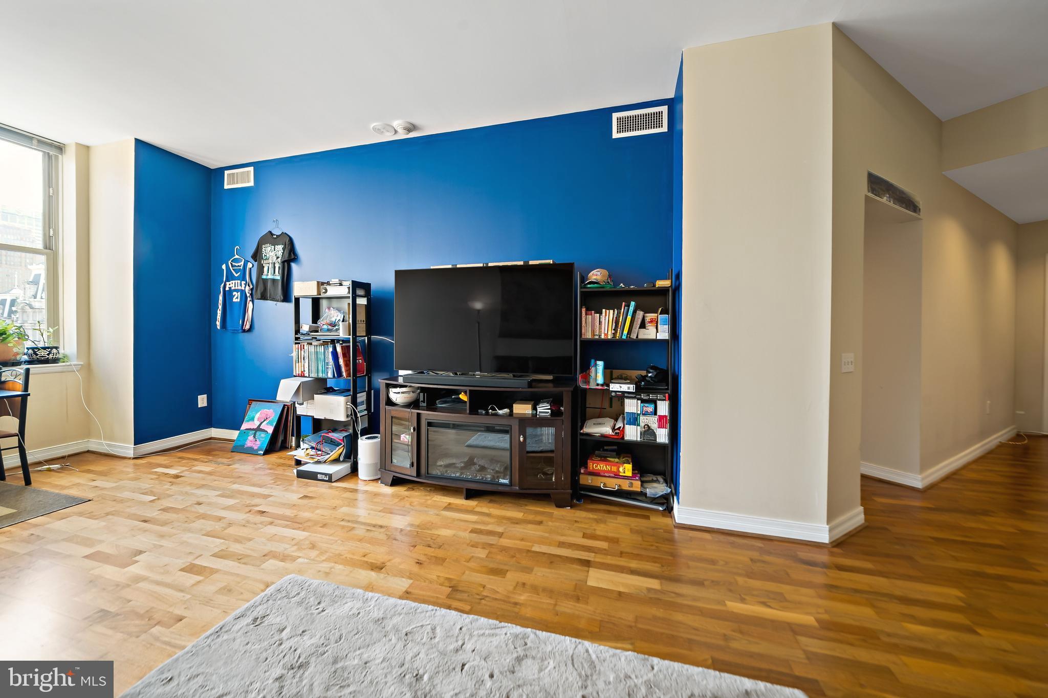 LOGAN SQUARE - Residential