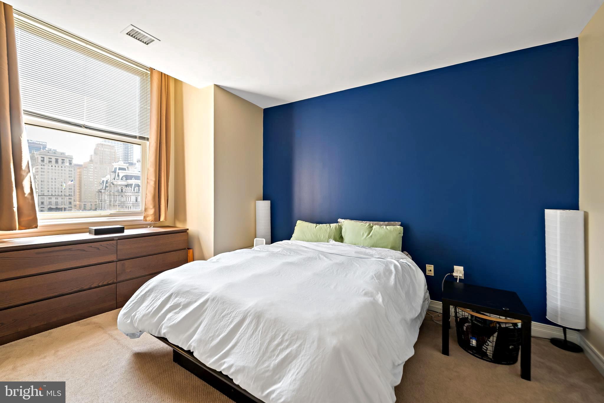 LOGAN SQUARE - Residential