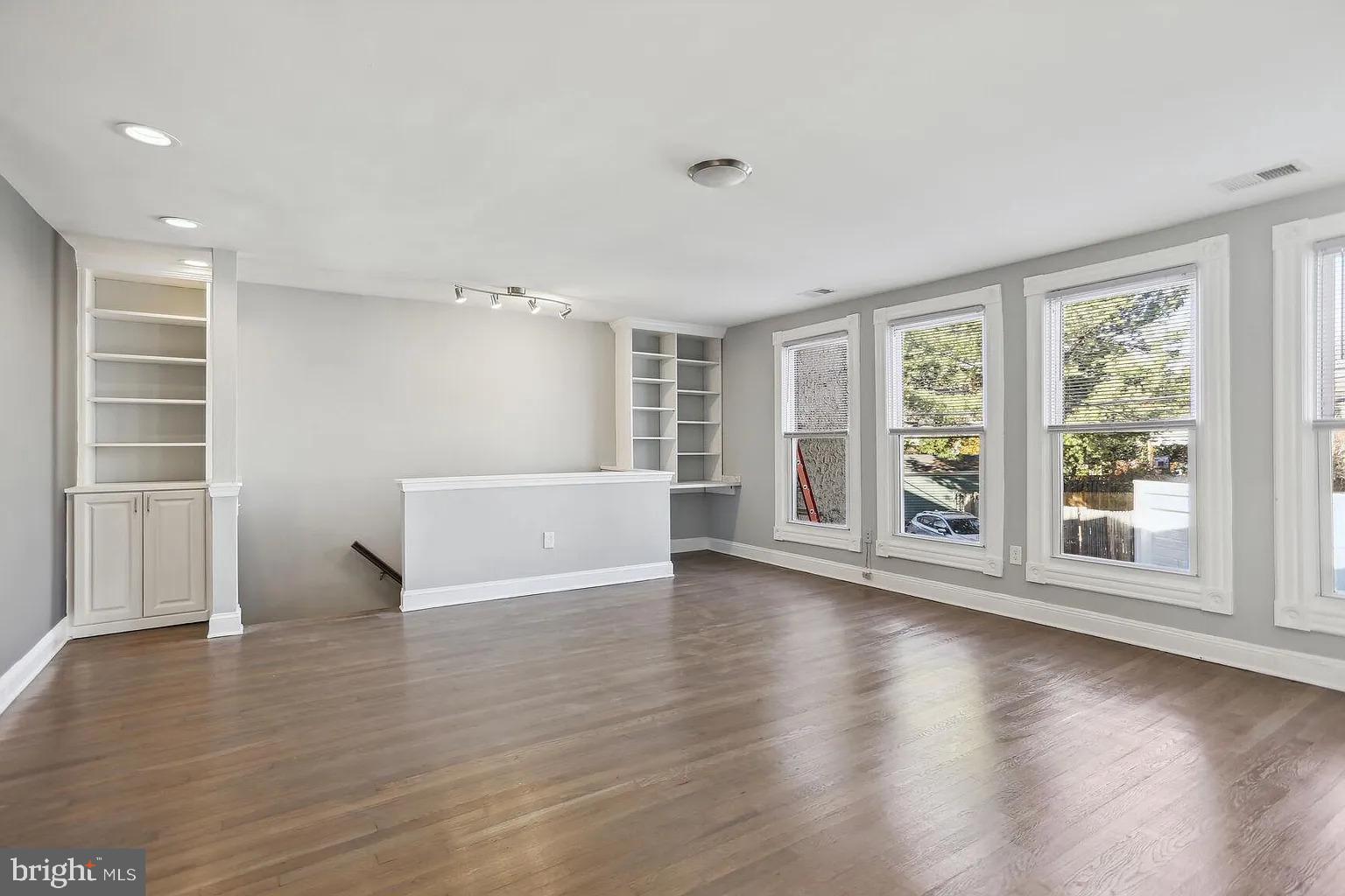 1507 FREEDOM WAY SE 2