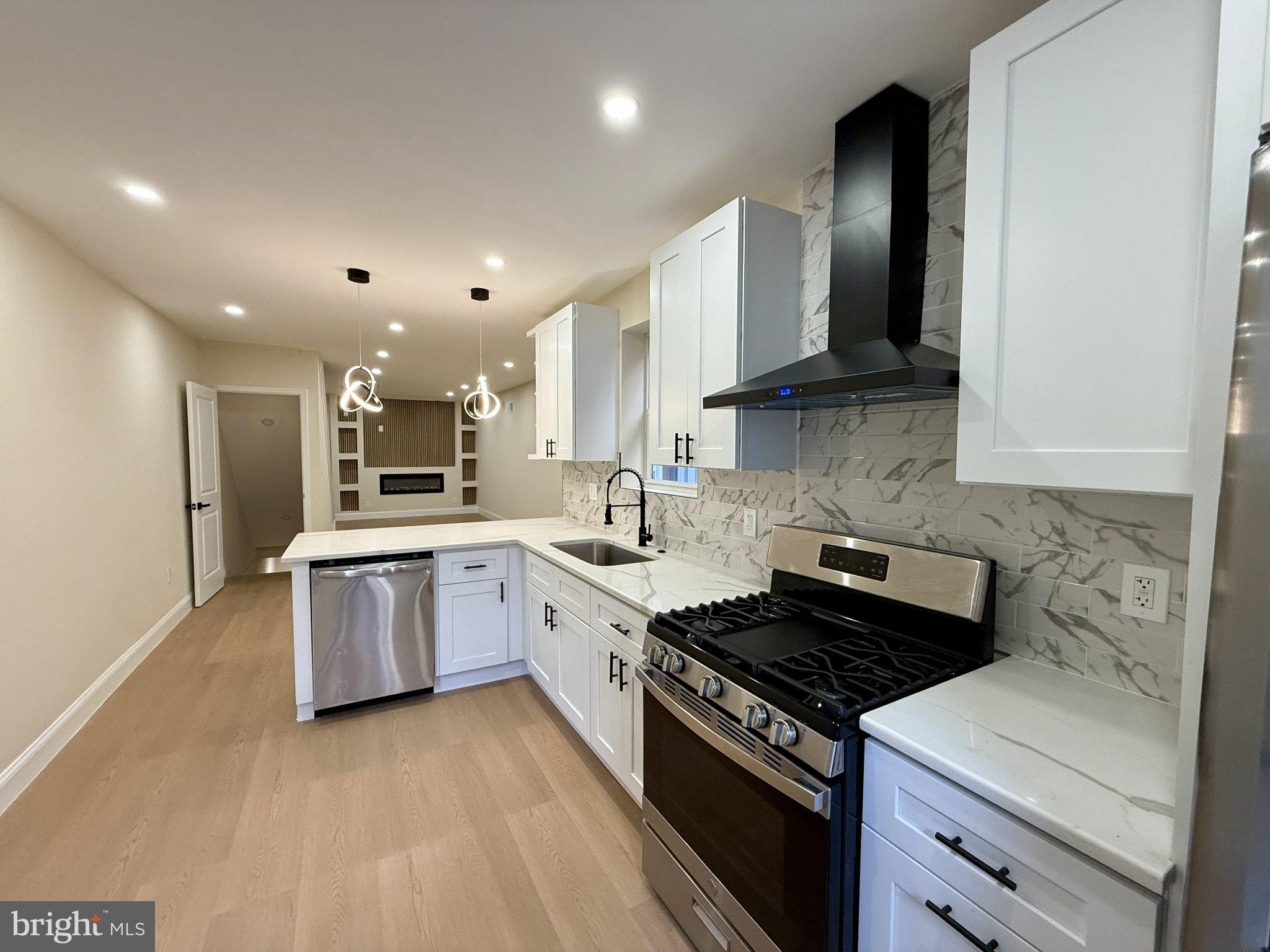 242 W ALBANUS STREET