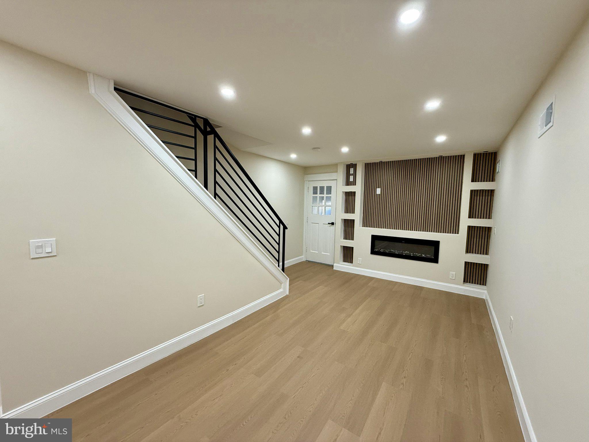 242 W ALBANUS STREET