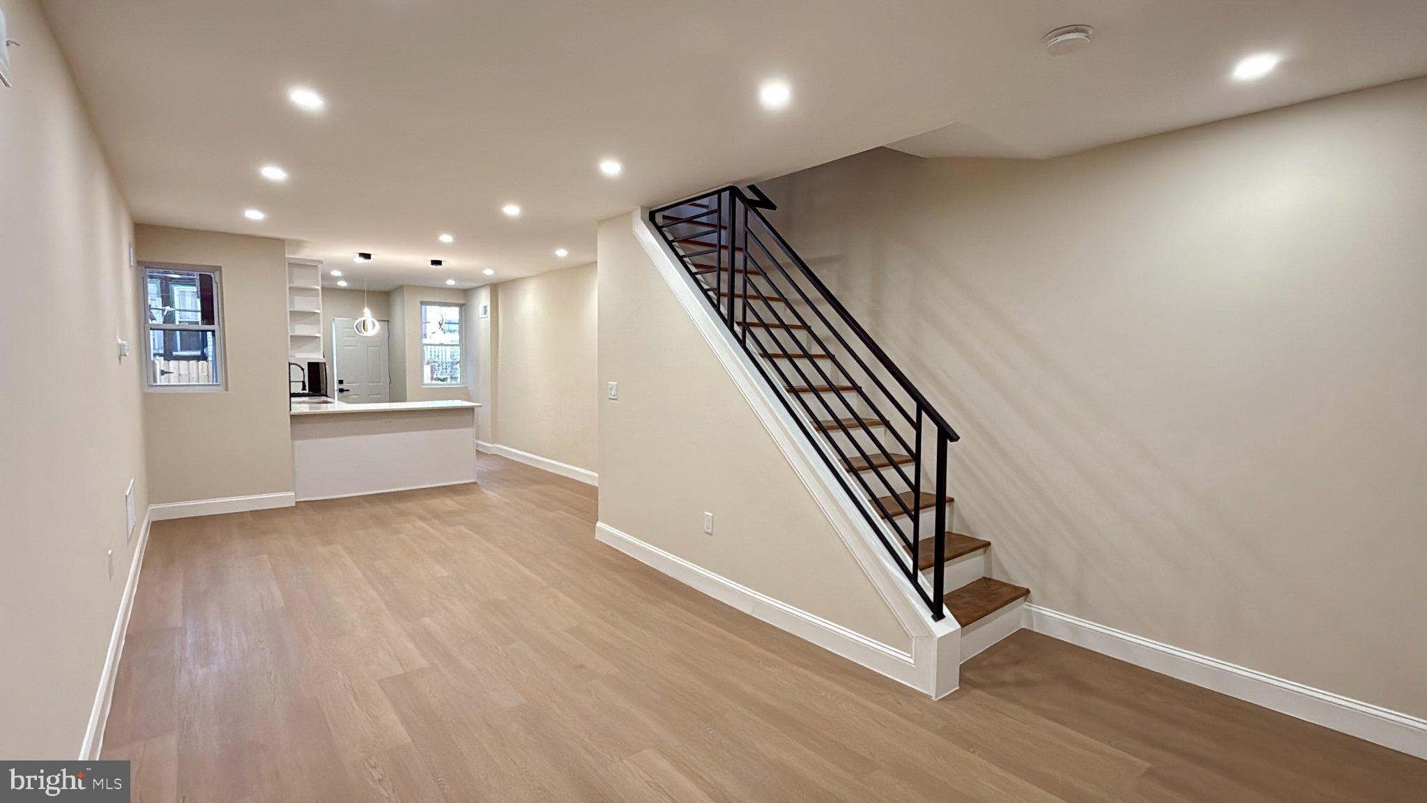 242 W ALBANUS STREET