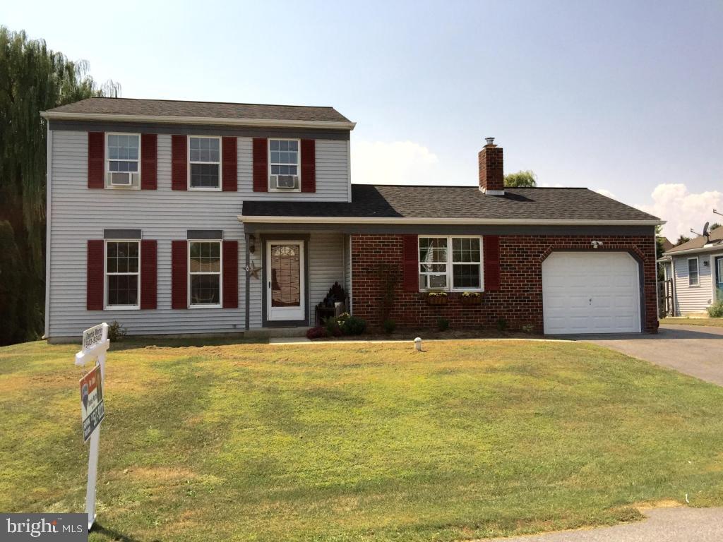 IMMEDIATE POSSESSION! Great family neighborhood! Fireplace with insert in 1st floor family room. Eat-in Kitchen w/island/breakfast bar. Large walk-in closet in Master bedroom. Finished rec room in basement.