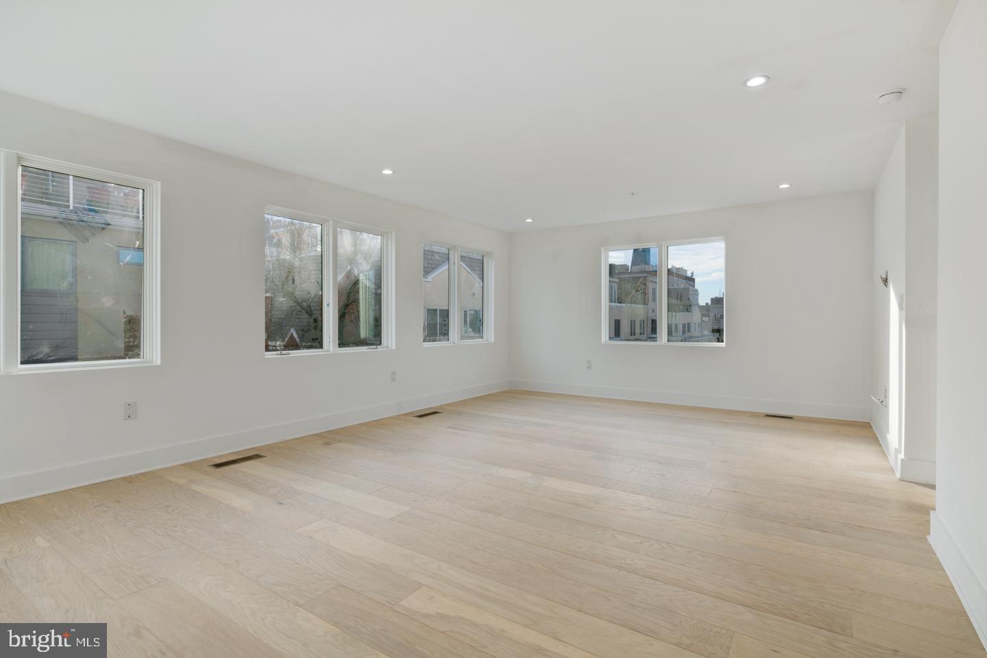 LOGAN SQUARE - Residential