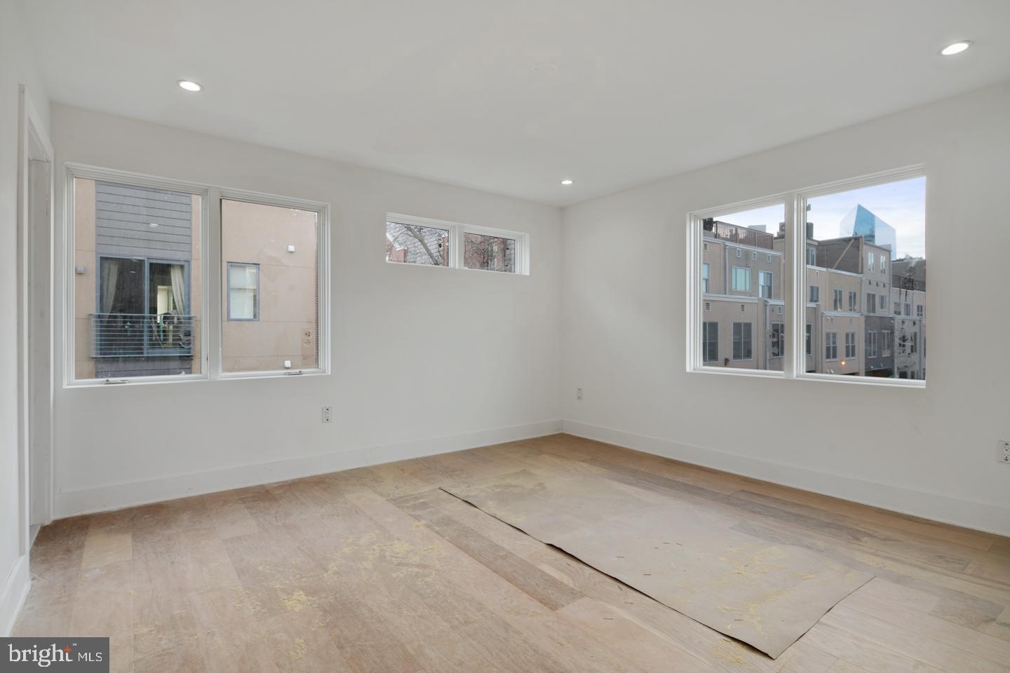 LOGAN SQUARE - Residential