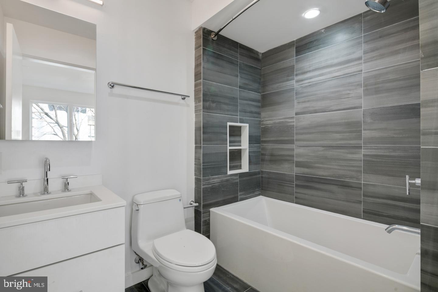 LOGAN SQUARE - Residential