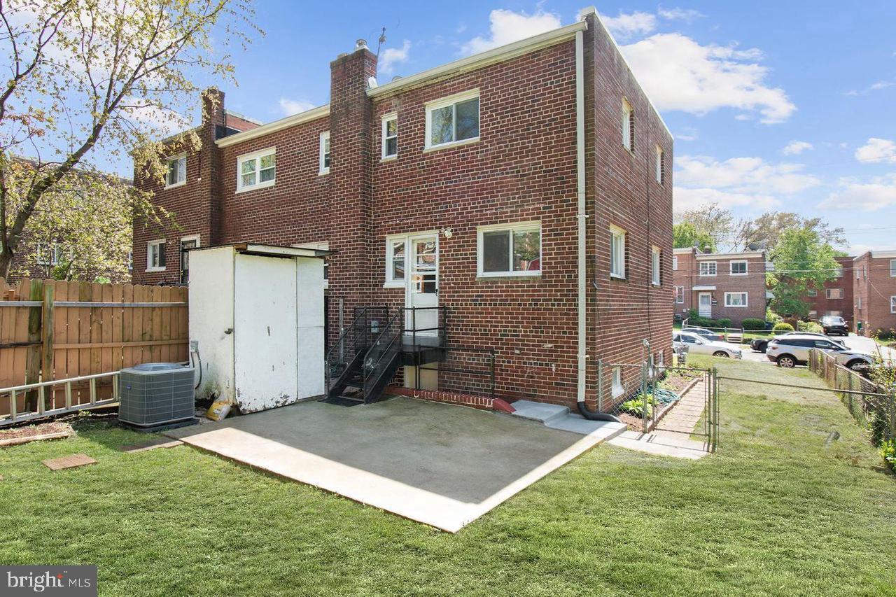 WOOD MANOR - Residential Lease