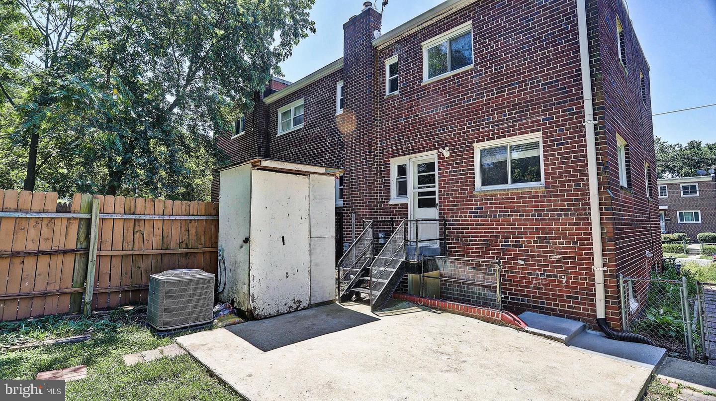 WOOD MANOR - Residential Lease