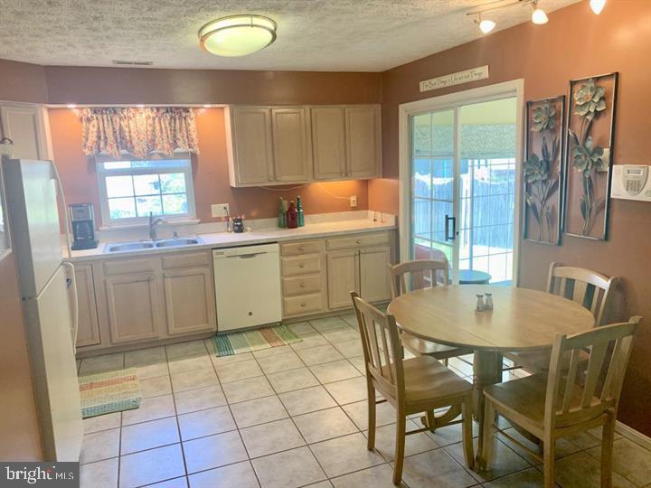 SMOKETREE - Residential Lease