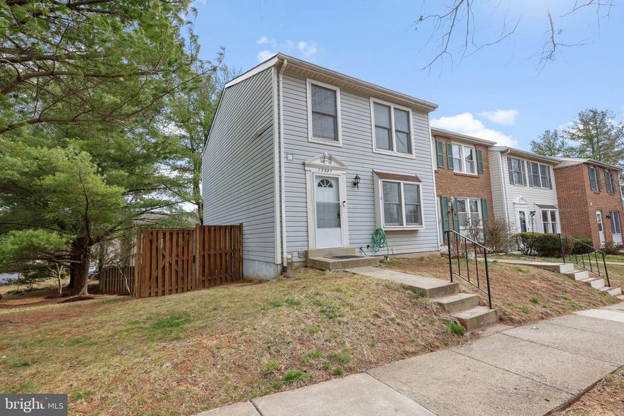 Beautiful bright very well mainted end unit townhome.  This quaint gem ofgers a fenced in yard, beautiful hardwoods, but more so a decorative eye! Add your own details and make it your own. Nearby shopping, eateries and beltway access!
There are 4 parking spaces. Two in front of the house(#196 and the one next to it, not the corner one)  and 2 extra spaces that are paid yearly for  720. 
The two that are paid for are on the right as soon as you enter the neighborhood one is #373 and the other one is #70)