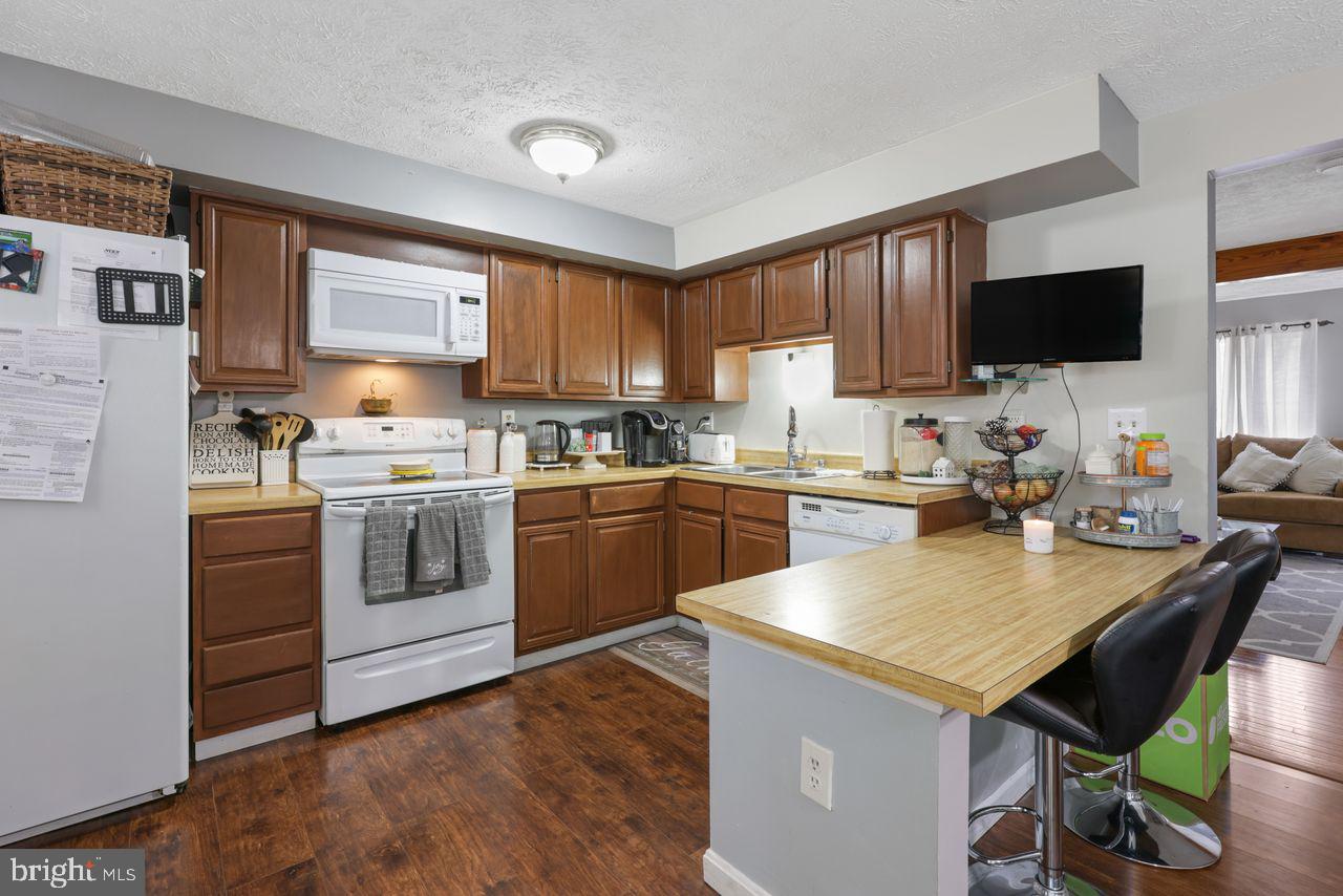 GUNNERS LAKE VILLAGE - Residential