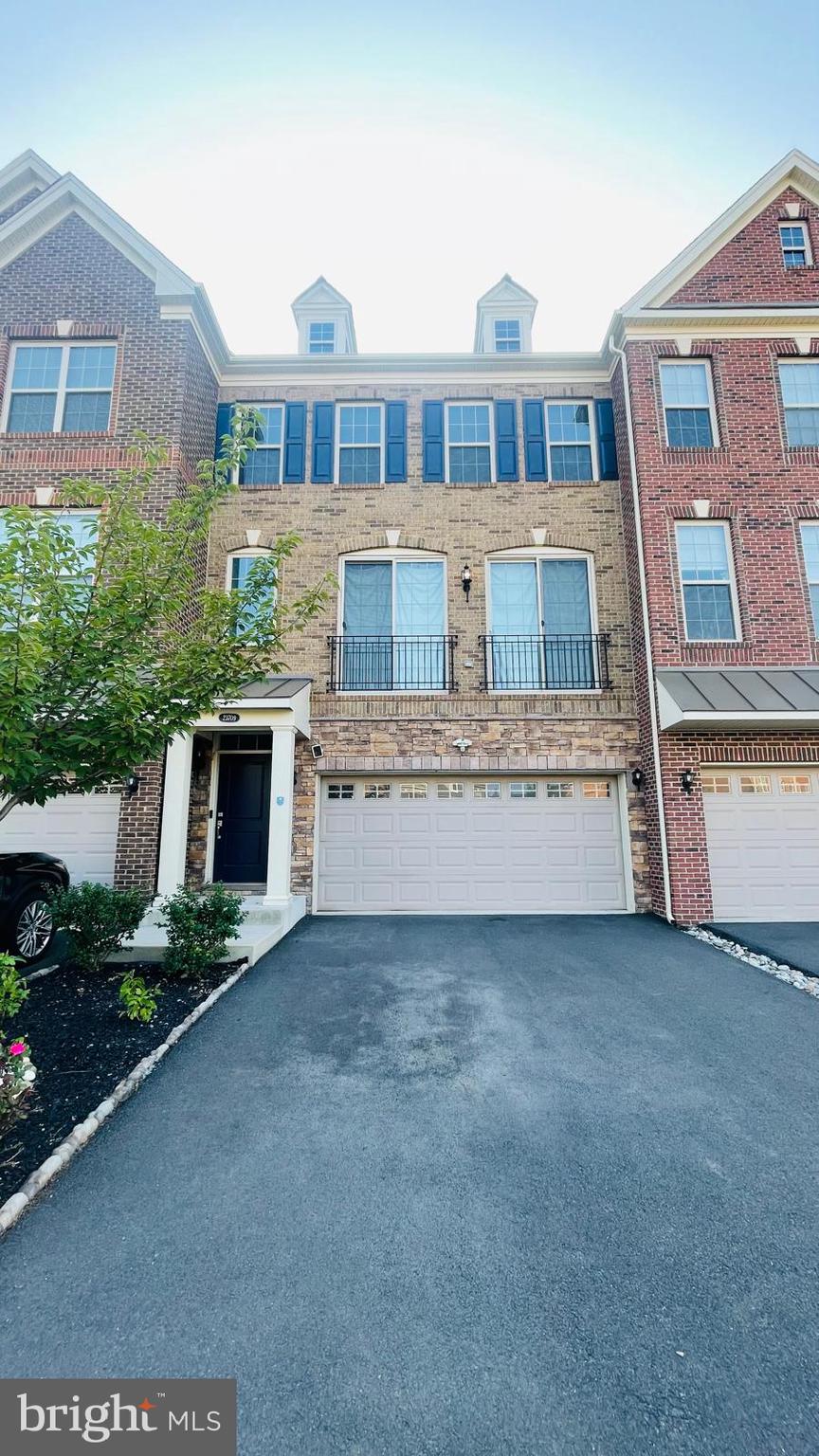 LOUDOUN VALLEY ESTATES 2 - Residential Lease