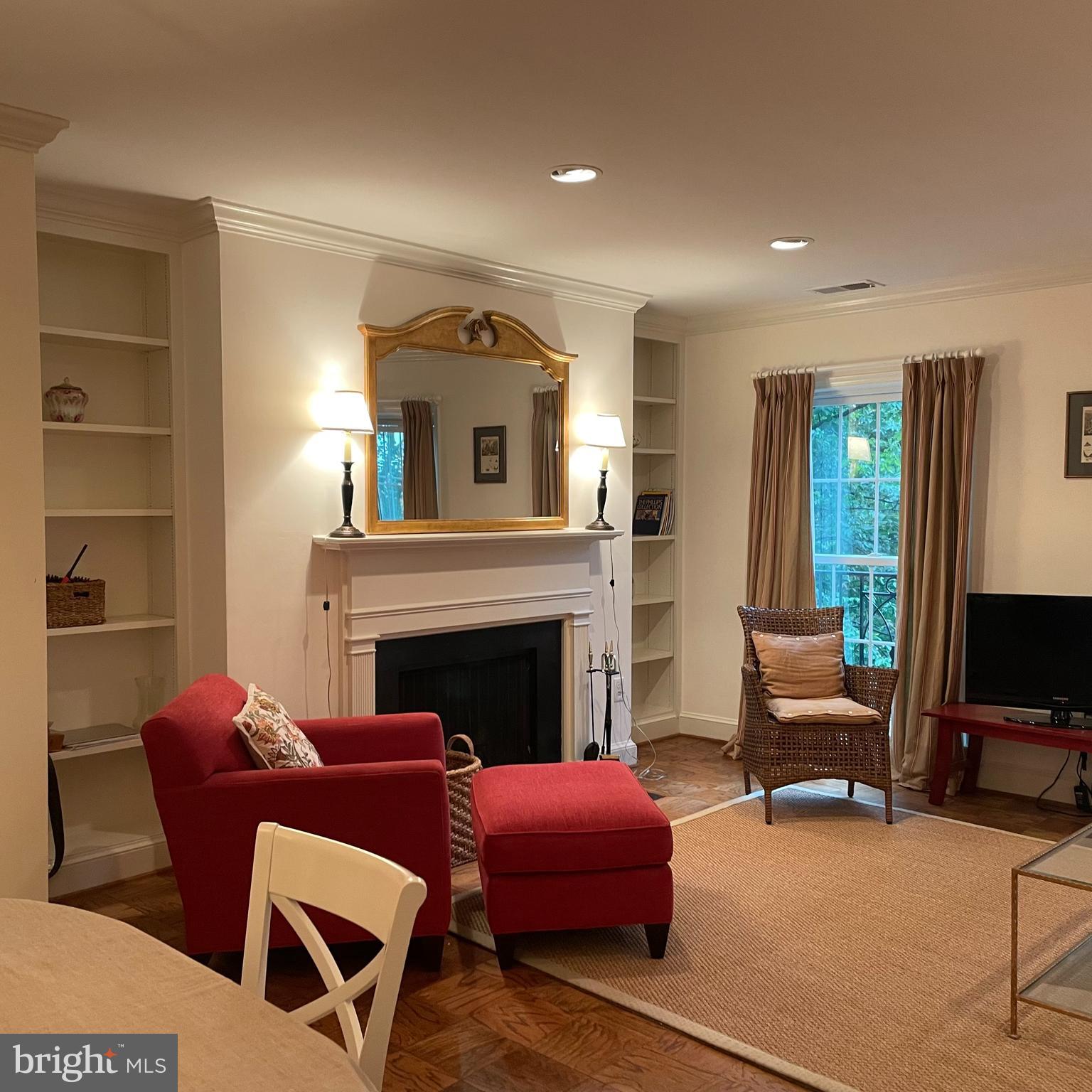 3221 SUTTON PLACE NW B