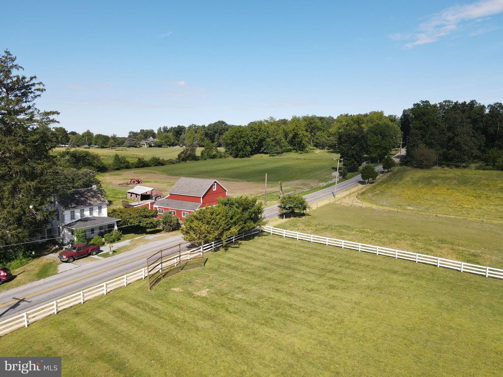 Photo of 546 Bellaire Road, ELIZABETHTOWN, PA 17022 (MLS # PALA2077758)