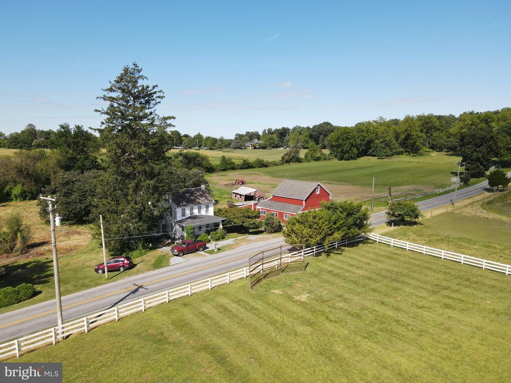 Photo of 546 Bellaire Road, ELIZABETHTOWN, PA 17022 (MLS # PALA2077758)