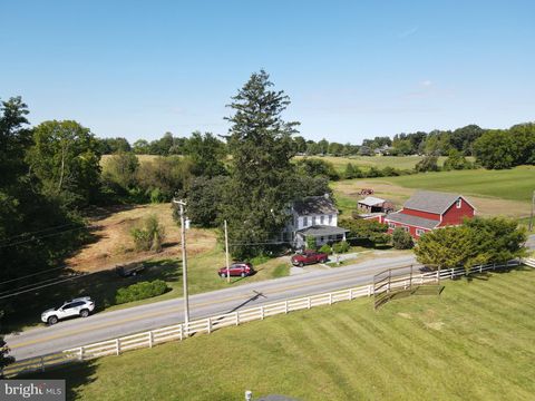 Photo of 546 Bellaire Road, ELIZABETHTOWN, PA 17022 (MLS # PALA2077758)