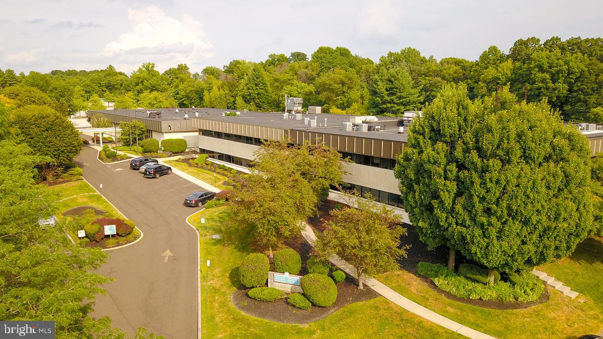 HUNTINGDON VALLEY - Commercial Sale