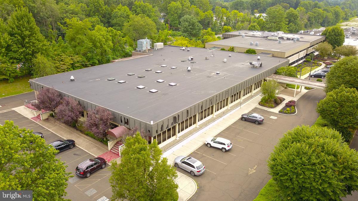 HUNTINGDON VALLEY - Commercial Sale