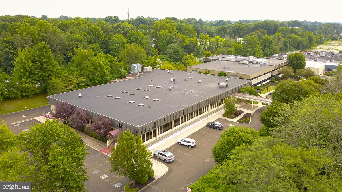 HUNTINGDON VALLEY - Commercial Sale