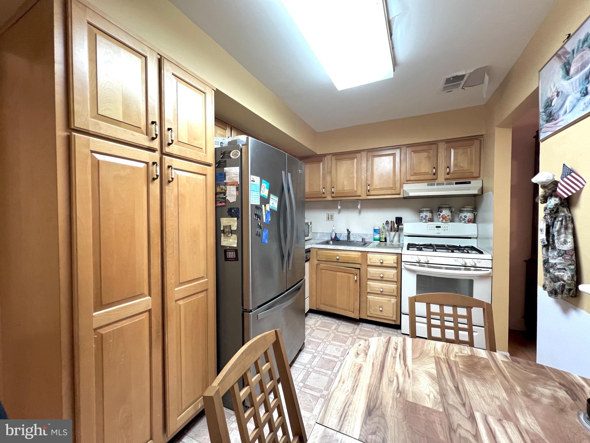 9 SUNTOP COURT 201