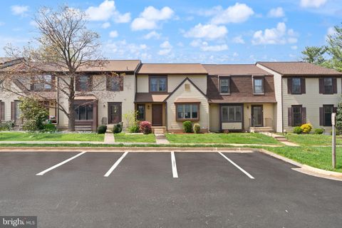 Photo of 19 Jermyn Court, STERLING, VA 20165 (MLS # VALO2120942)