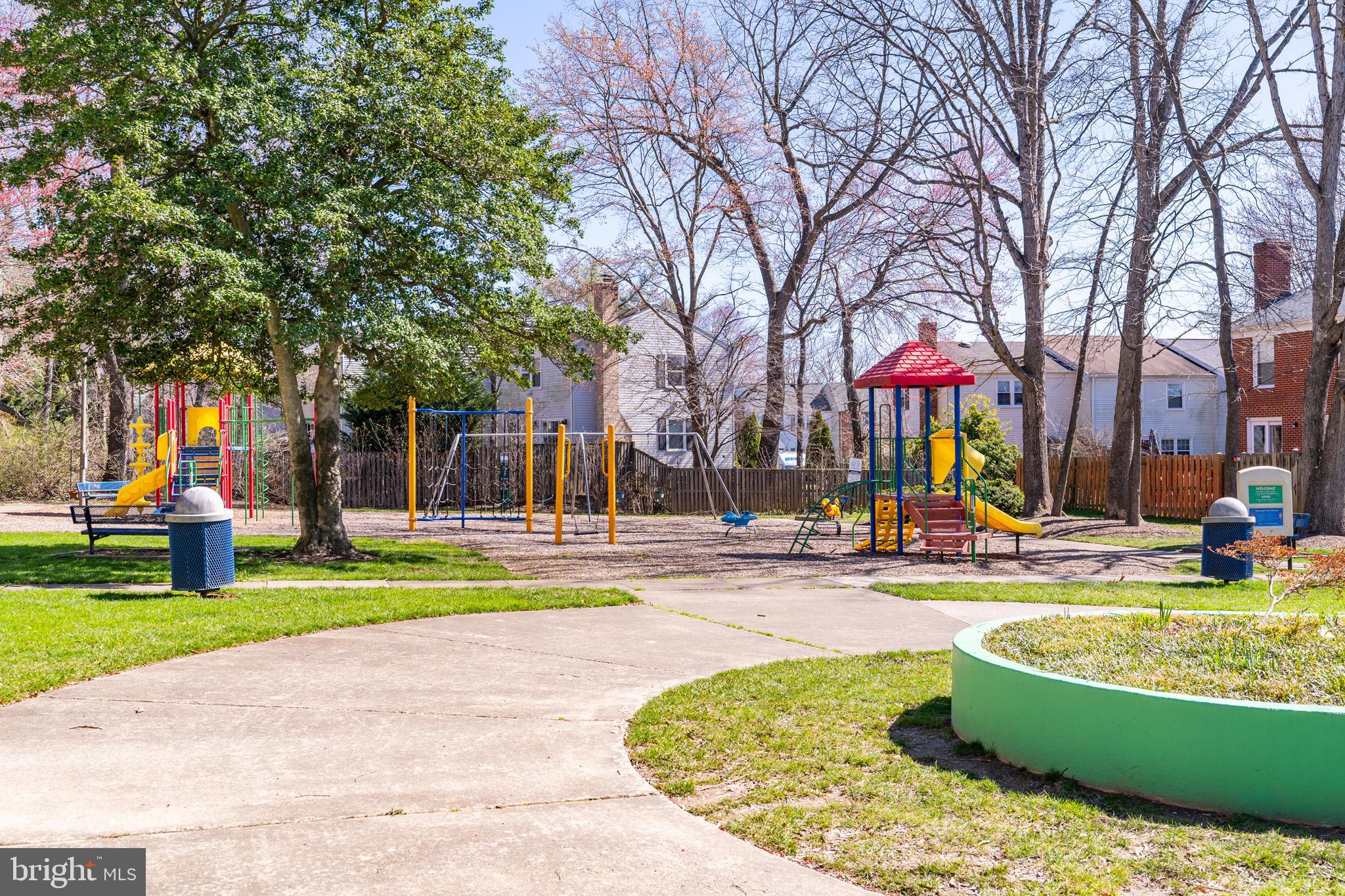 HAMPTON COURT - Residential