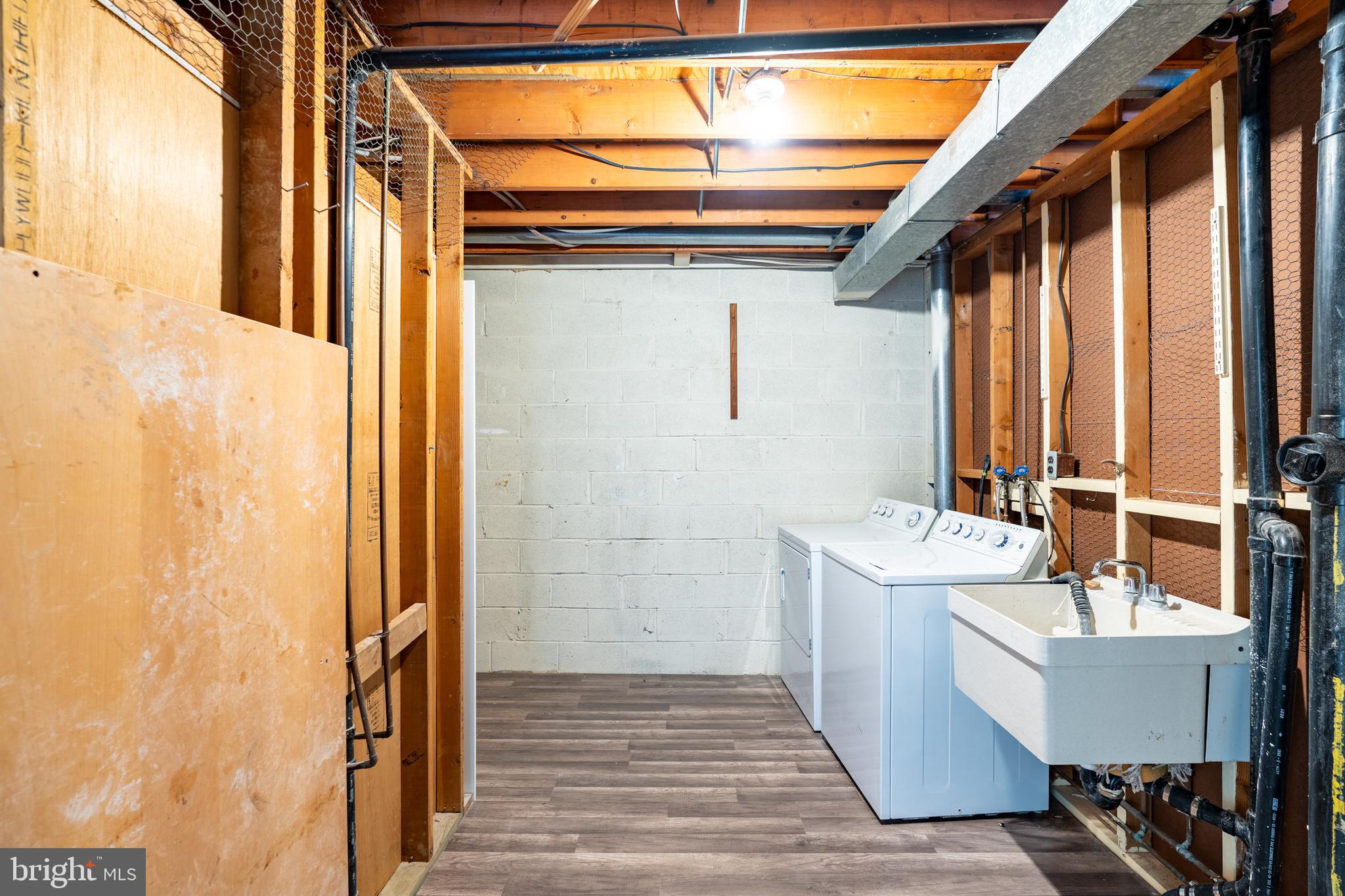 HAMPTON COURT - Residential