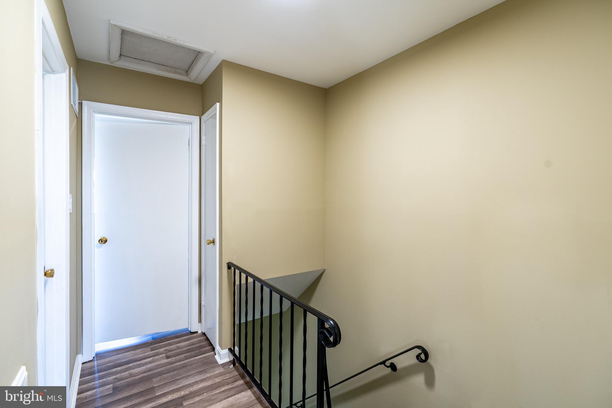 HAMPTON COURT - Residential