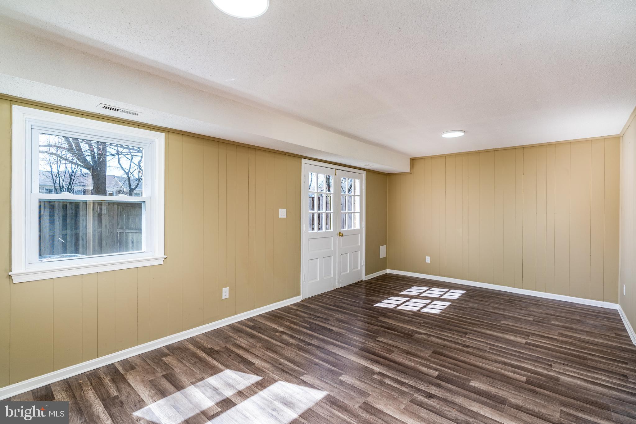 HAMPTON COURT - Residential