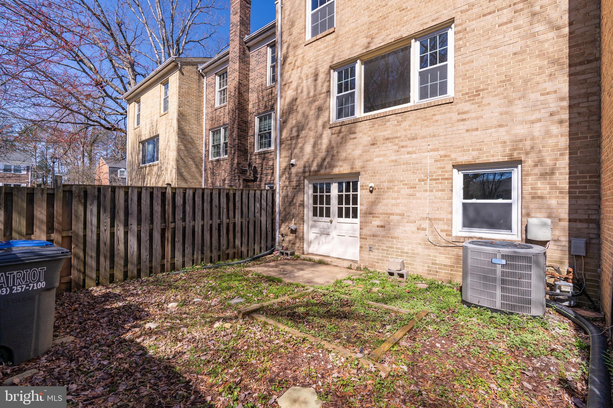 HAMPTON COURT - Residential