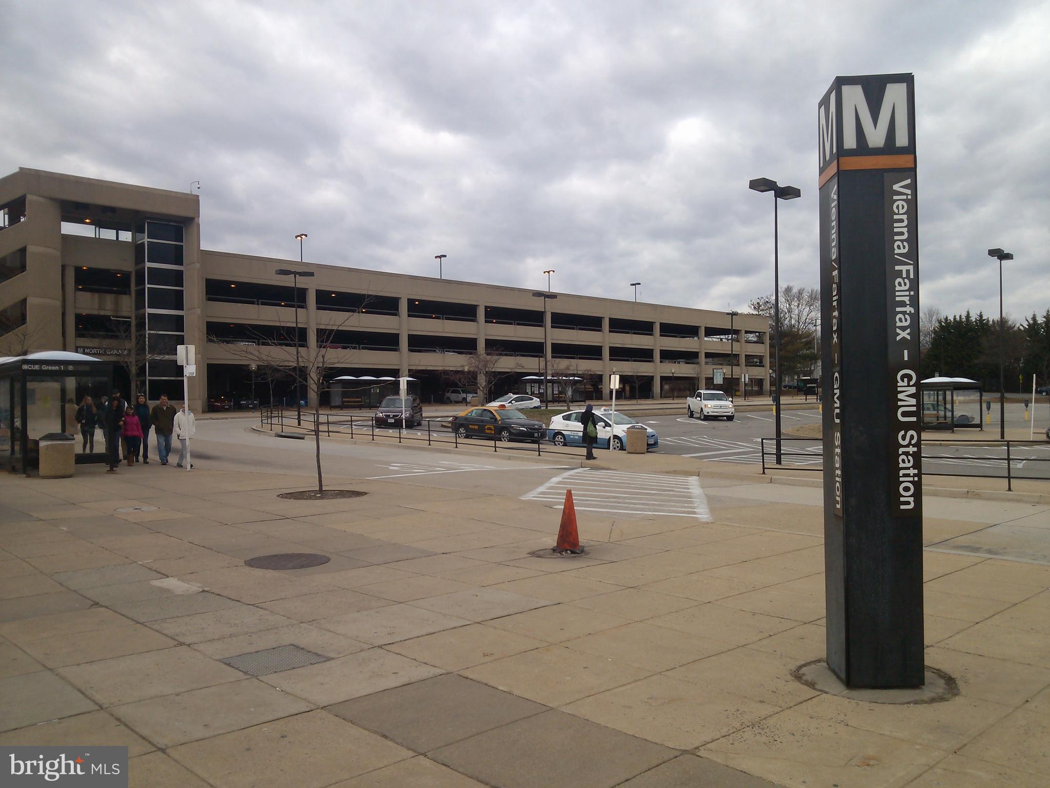 HAMPTON COURT - Residential